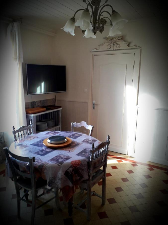 B&B Chez Annie Saint-Martin-de-Gurçon Екстериор снимка